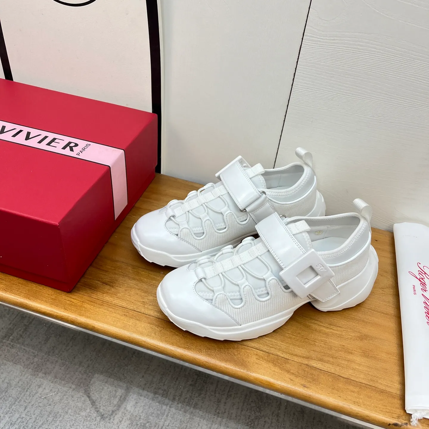 👟👟Ex-factory price 560👟👟 Genuine leather sole +30 2025 spring and summer new CHANEL white slippers, full of luxury style. The upper is decorated with iconic double C elements and is matched with exquisite plaid weaving. It is light and elegant, and the details are full of brand recognition. The simple flat bottom design fits the shape of the foot and brings a comfortable wearing experience. Whether paired with casual shorts, skirts, or simple suits, it can easily enhance the sense of fashion and highlight the wearer's exquisite taste and elegance. It is an excellent item for fashionistas to create exquisite looks. Color: black white
